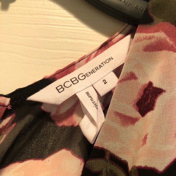 BCBG size 2 Floral Romper with pockets - Picture 3 of 4